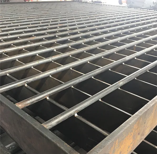 Produção de grade de piso na fábrica — prensa de solda