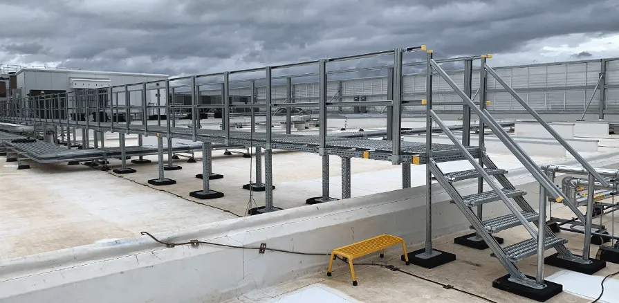 Passarela industrial com grade de piso galvanizada instalada