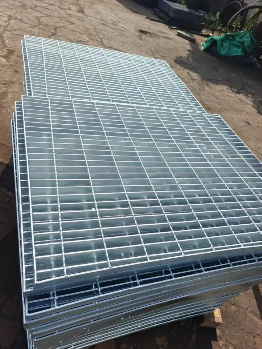 Passarela industrial com grade de piso galvanizada instalada