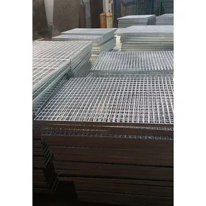 Grade de piso em aço inox — painel escovado visto de perto