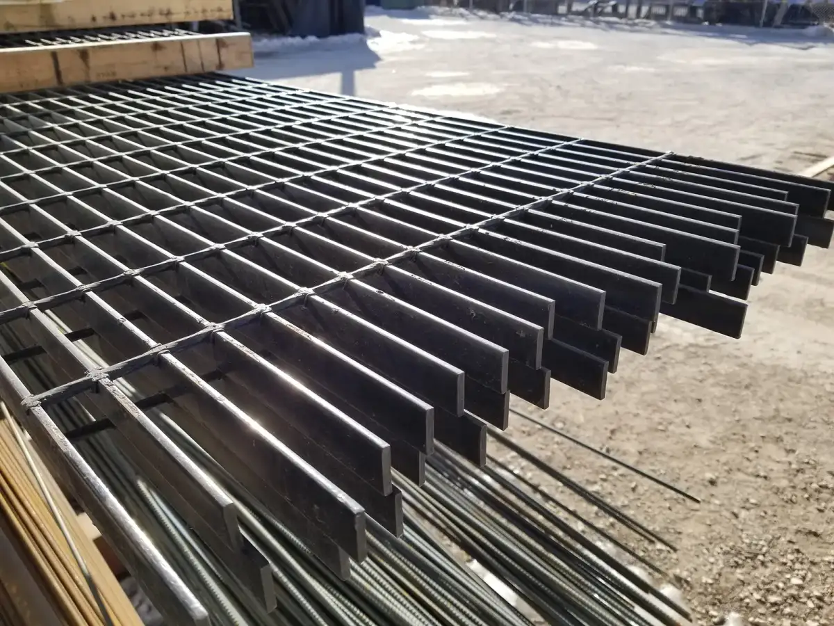 Passarela industrial com grade de piso galvanizada instalada