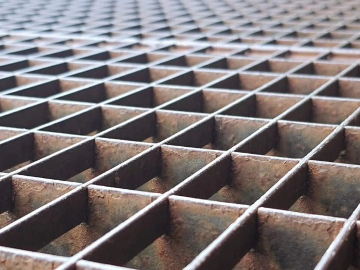 Passarela industrial com grade de piso galvanizada instalada